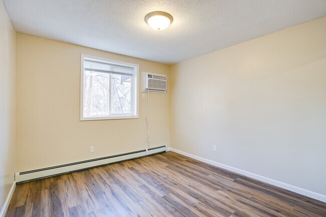 Building Photo - 1337 Arkwright St N