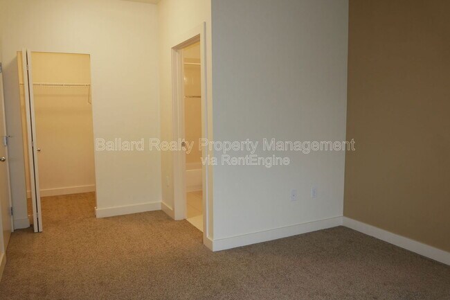 Building Photo - 700 E Denny Way