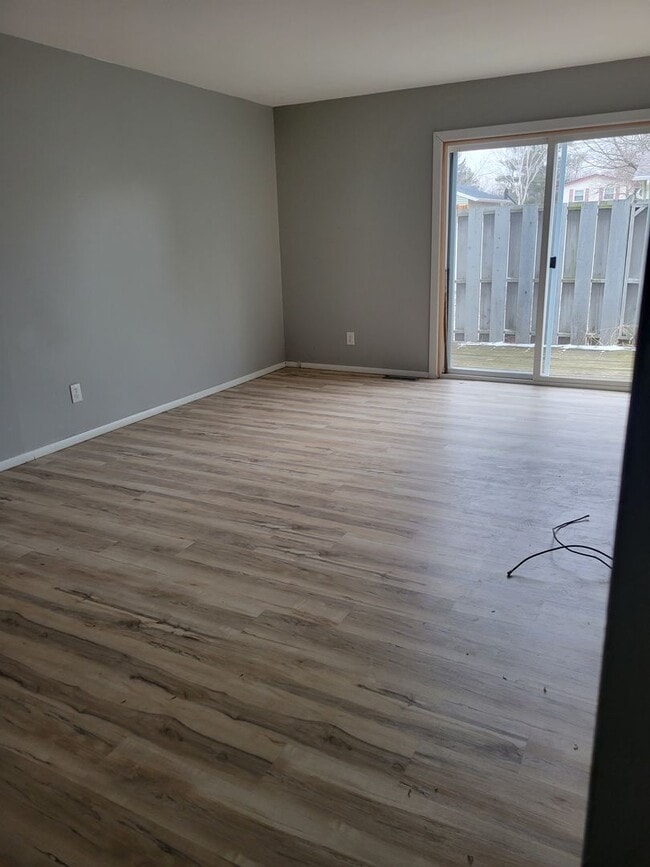 Building Photo - 2bed/1.5bath Condo near Robeson Elementary