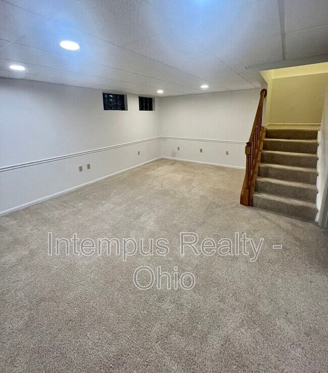 Building Photo - 2071 Stratford Ct