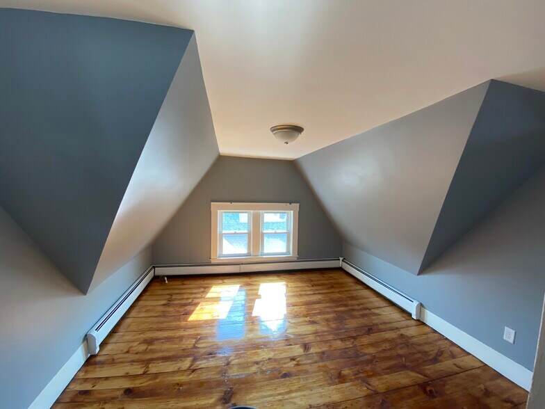 Building Photo - 10 Burtt St