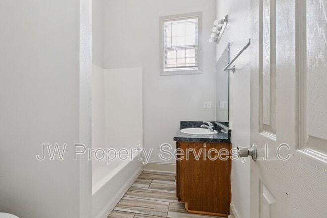 Building Photo - 2013 Almonaster Ave