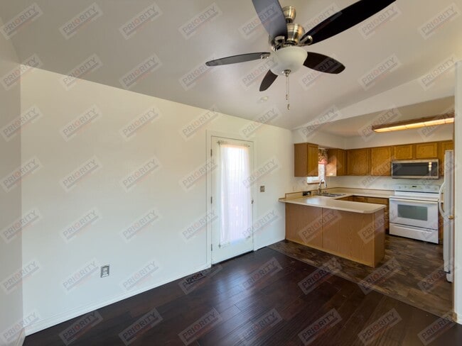 Building Photo - Single Family Home with 4 Bedrooms
