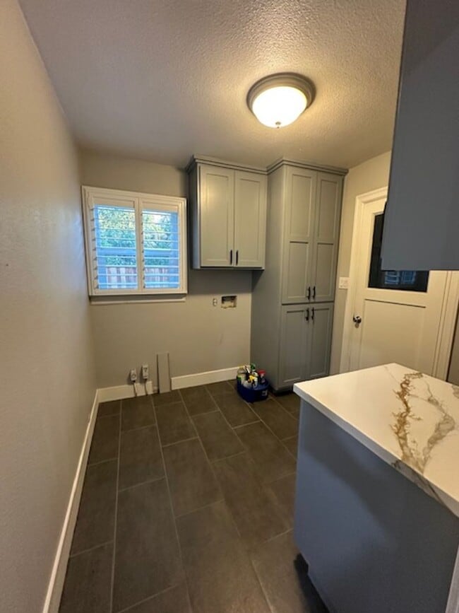 Building Photo - 2550 4th Ave