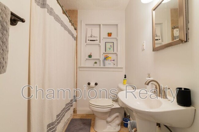Building Photo - 1514 Crest Dr