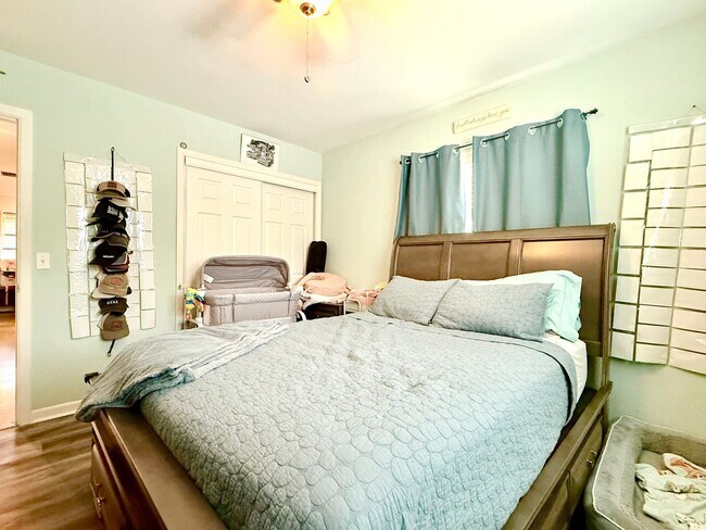 Building Photo - Bright & cozy 2bedroom 1bath home with out...