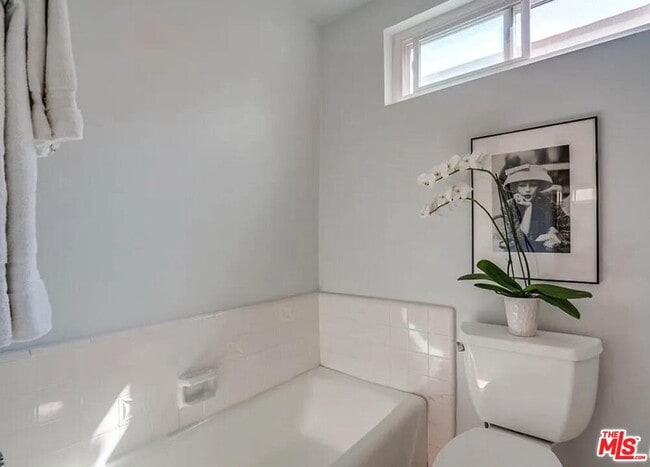 Building Photo - 1233 Flores St