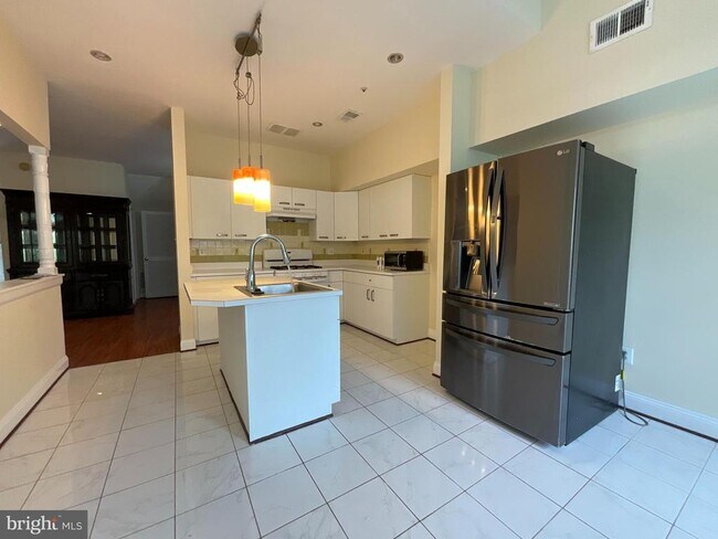Building Photo - 9401 Royal Bonnet Terrace