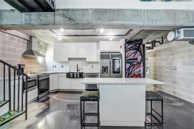 Building Photo - "Chic Urban Living: Spacious 2-Bed, 2-Bath...