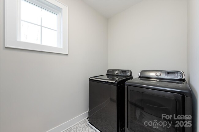 Building Photo - 1012 Rockway Dr