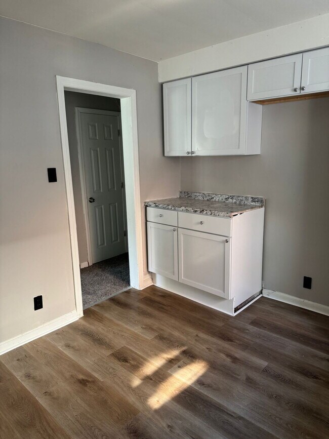 Building Photo - Comfortable 3-Bedroom Rental on Elmdale Street