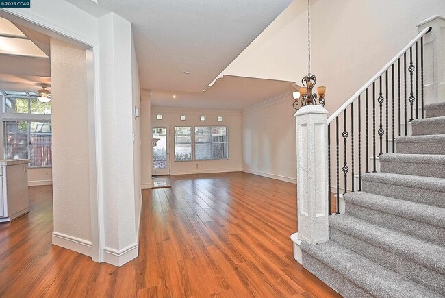 Building Photo - 6198 Lakeview Cir