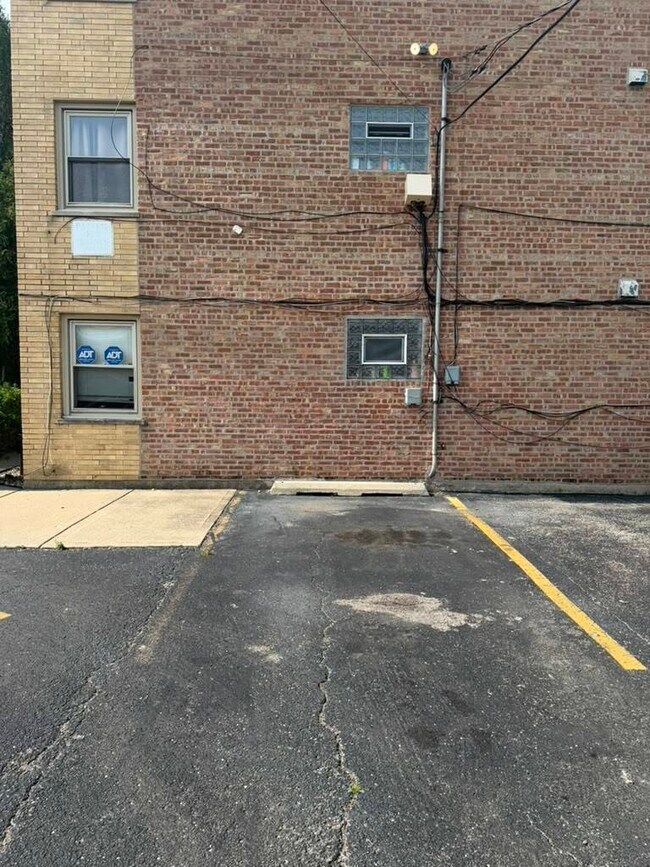 Building Photo - 5636 W Goodman St