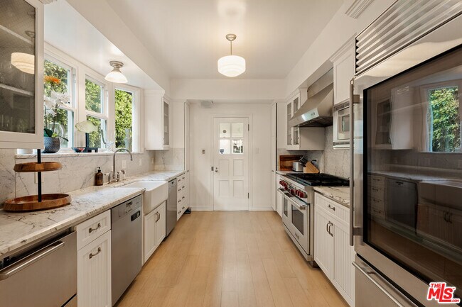 Building Photo - 501 Palisades Beach Rd