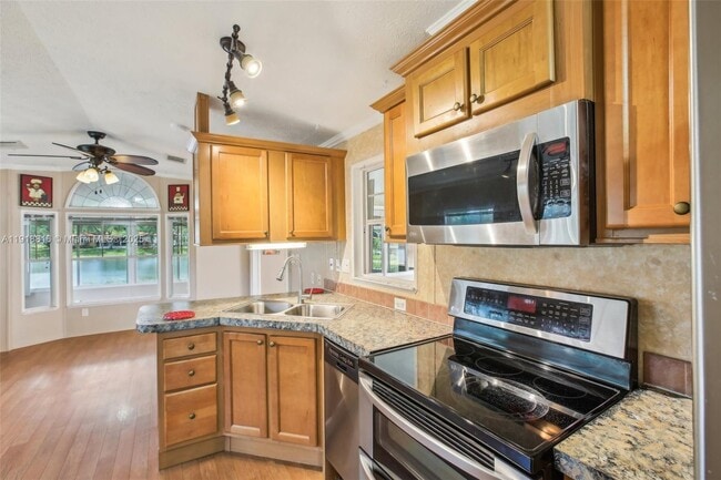 Building Photo - 6621 La Mesa Rd