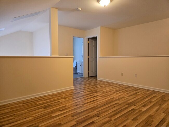 Building Photo - 511 Elm St