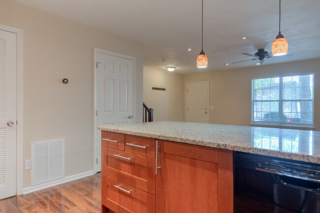 Building Photo - 846 Patrick Henry Dr