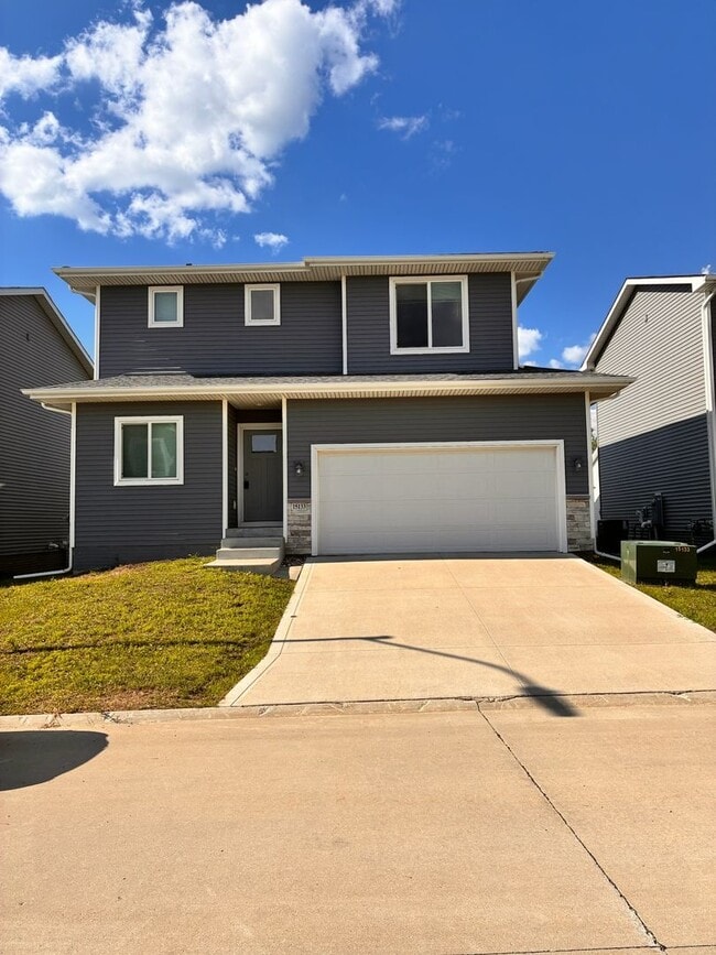 Building Photo - Spacious 3BR 2.5ba house in Urbandale, available NOW!