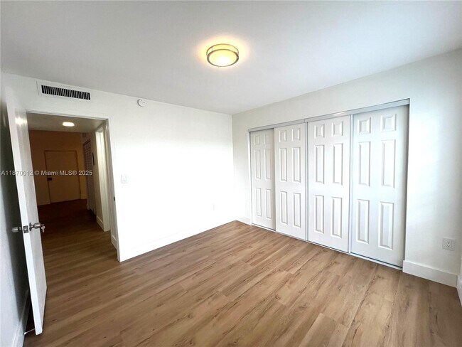 Building Photo - 10822 N Kendall Dr