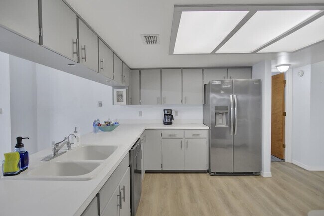 Building Photo - 1045 N Cres Dr