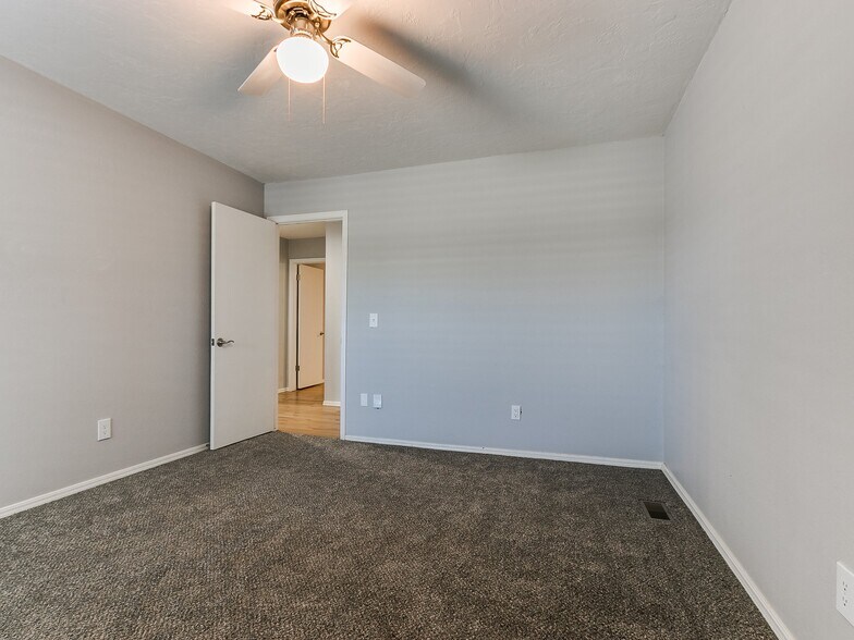 Building Photo - 9906 Mantle Dr