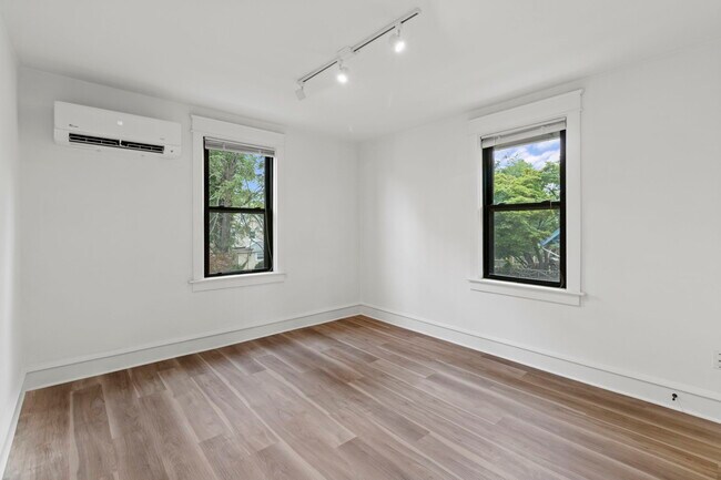 Building Photo - 10 E Marthart Ave