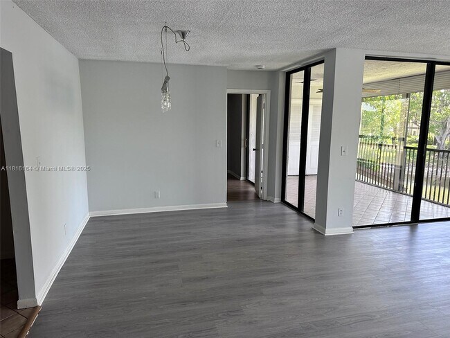 Building Photo - 2526 Carambola Cir N