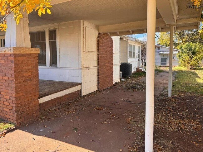 Building Photo - 1710 Monroe St