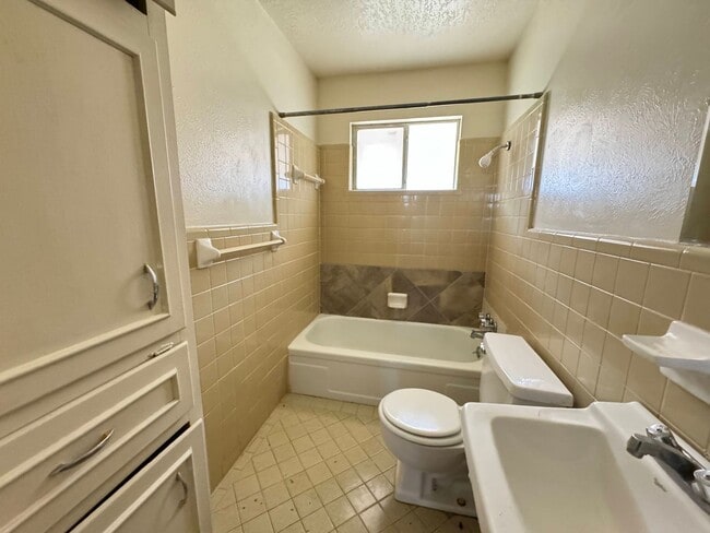 Building Photo - 808 Safady Ave