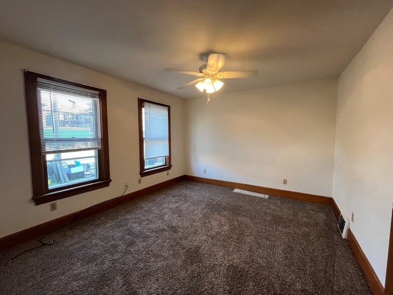 Building Photo - 917 E Johnson St