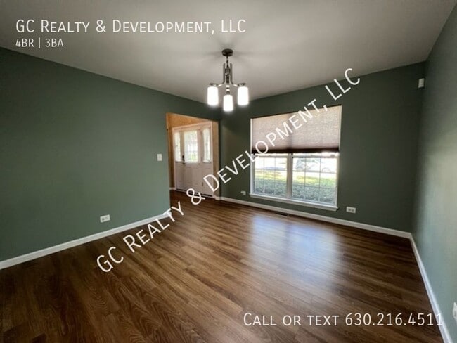 Building Photo - ***MUST SEE! 4 BDRM / 2.5 BTH / LARGE CORN...