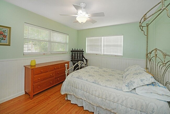 Building Photo - 1001 SE 5th Ave