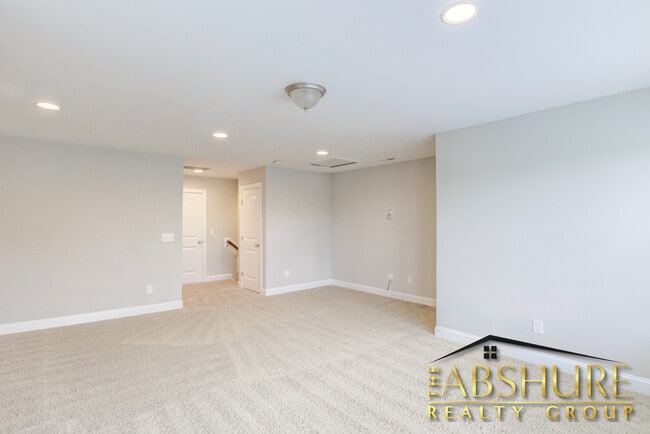 Building Photo - 4240 Vallonia Dr