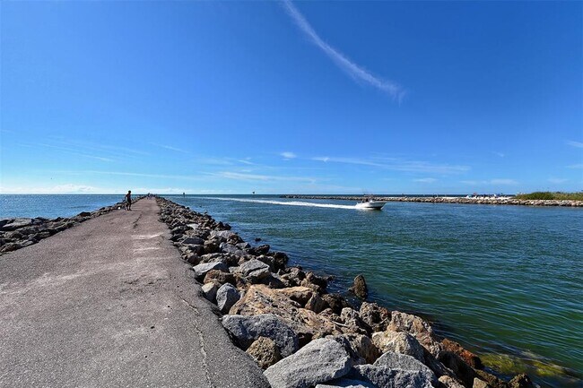 Building Photo - 817 Harbor Dr S