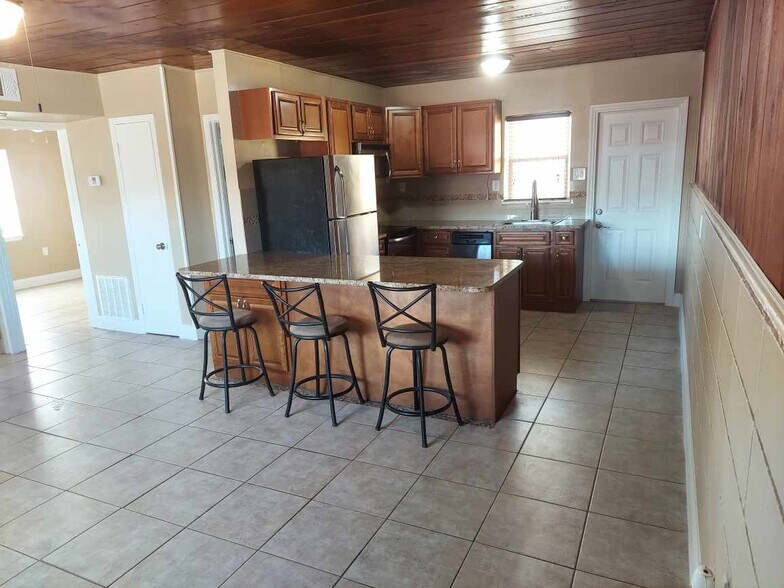 Primary Photo - 327 Lee Ave