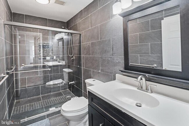 Building Photo - 109 Holly Dr