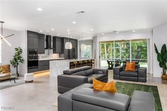 Building Photo - 9841 Colonial Walk S