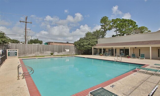 Building Photo - 2050 Augusta Dr