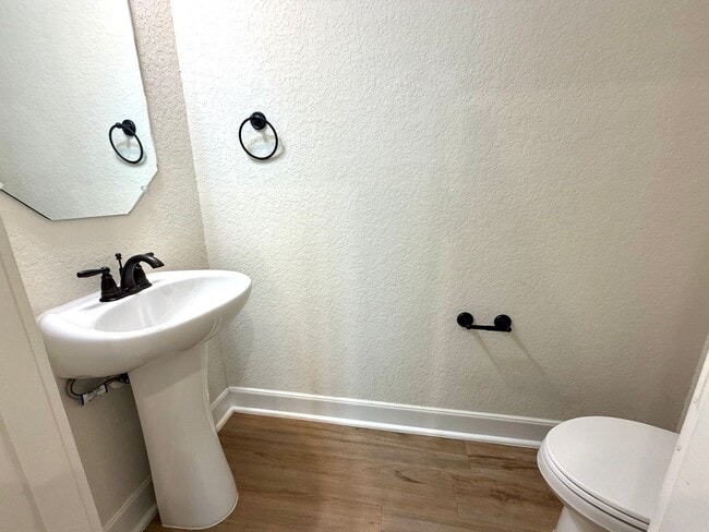 Building Photo - 10214 Lynwood Vlg