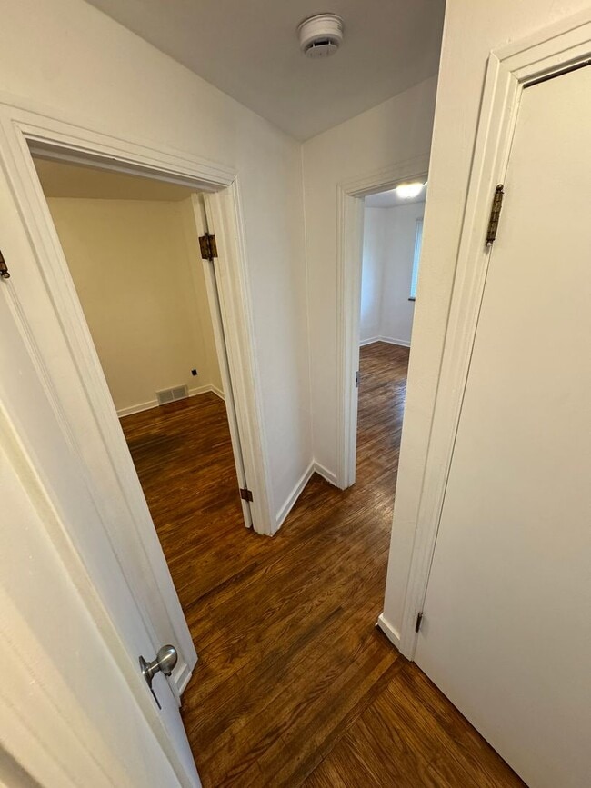 Building Photo - Updated 2-Bedroom 1-Bath Ranch House, GORG...