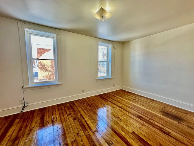 Building Photo - 4 Bedroom Home