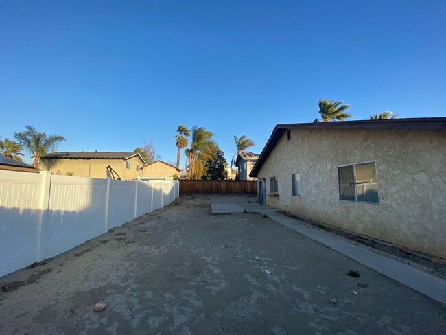 Building Photo - North Redlands Home with NEW Paint & Carpet