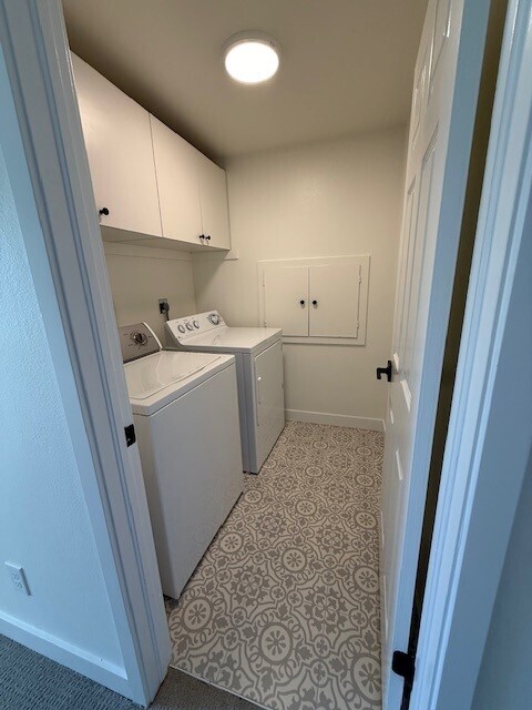 Building Photo - Modern finishes, spacious living, huge fenced backyard