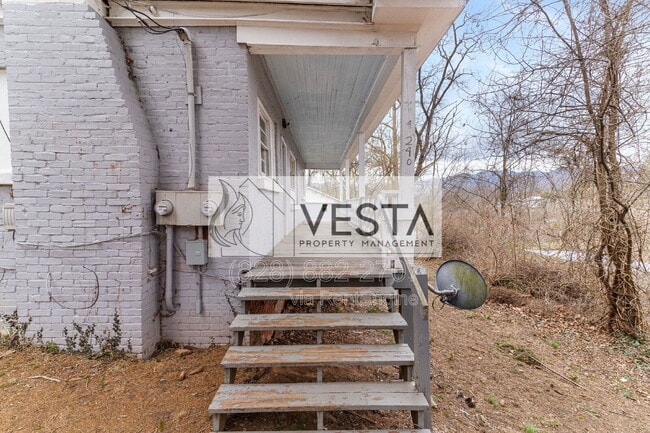 Building Photo - 71 Hillside St