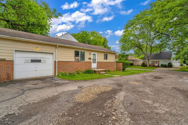 Building Photo - Randel 227