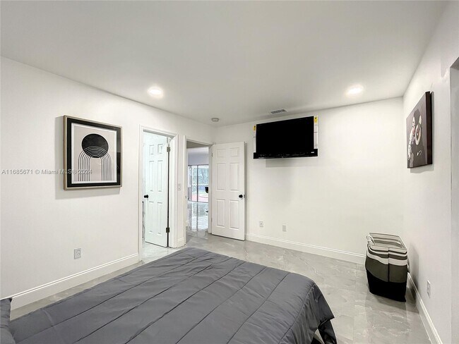 Building Photo - 1751 SW 30th Pl