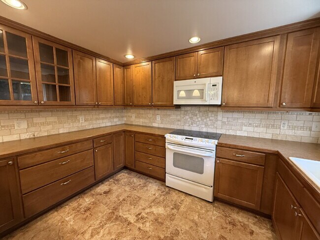 Building Photo - Spacious 4-Bedroom Retreat in Renton Available!