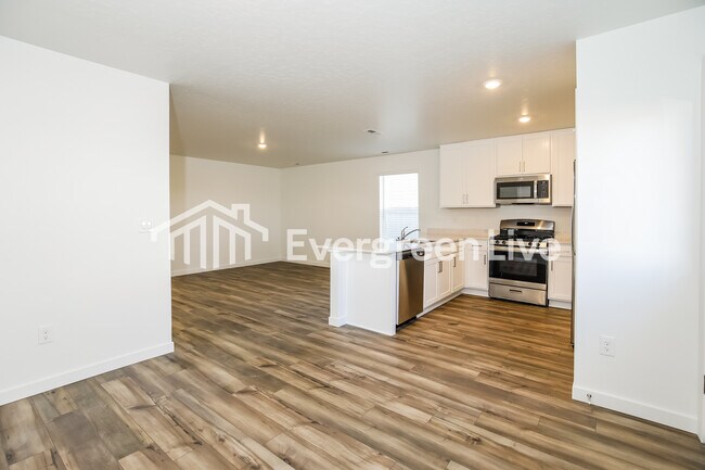 Building Photo - 335 Lightning Ave