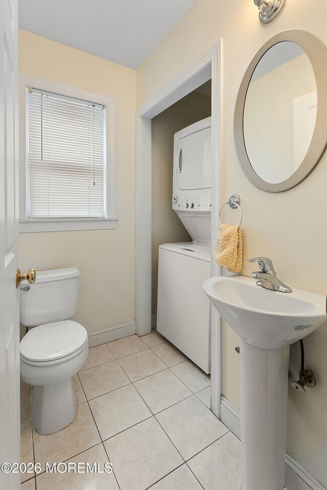 Building Photo - 462 Church St