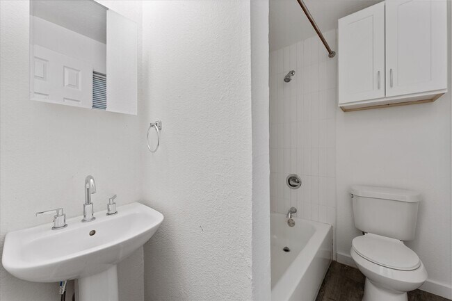 Building Photo - 607 Enid St